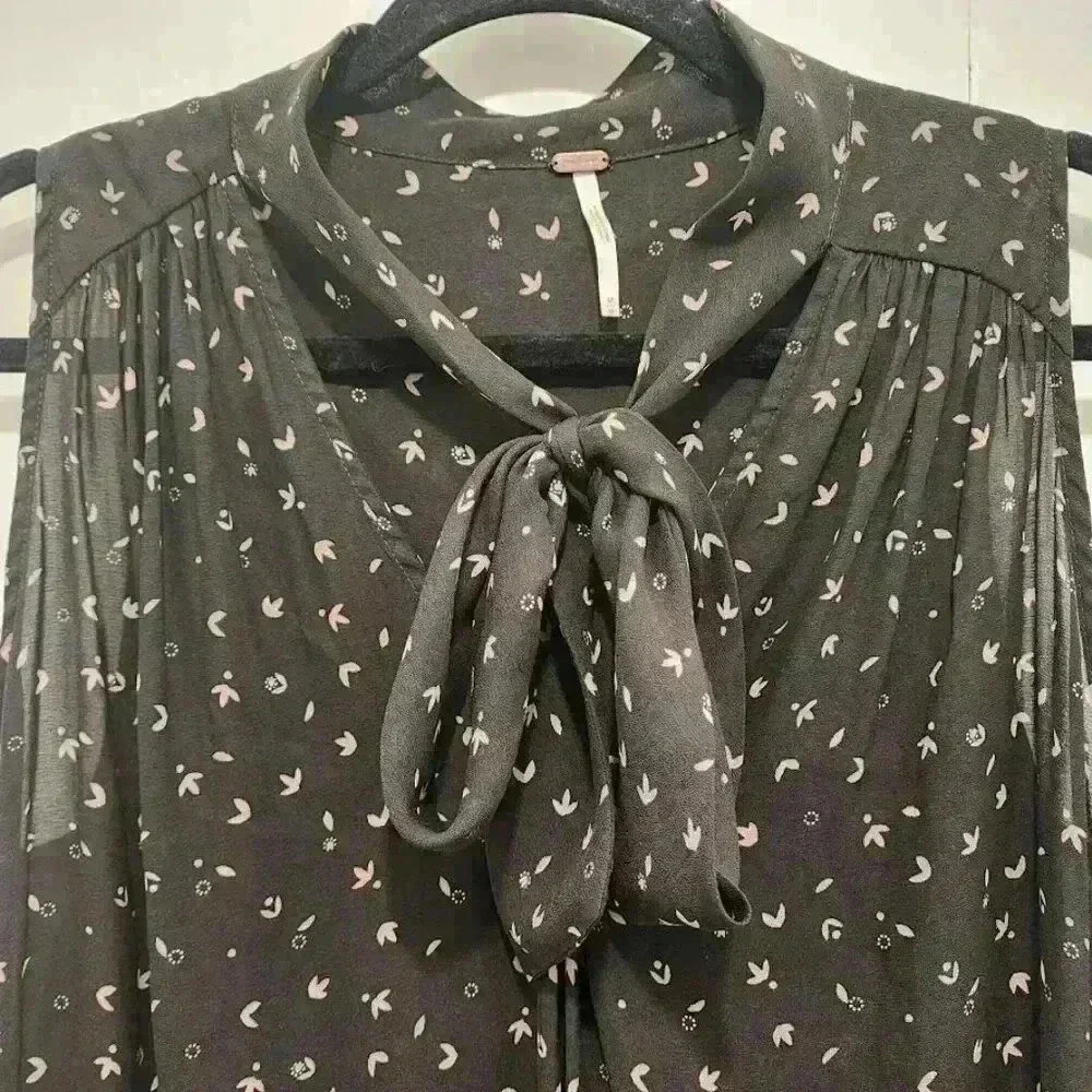 Free People Tie-Neck Floral Pattern Black Sleeveless Blouse Womens Size Medium - Picture 2 of 7